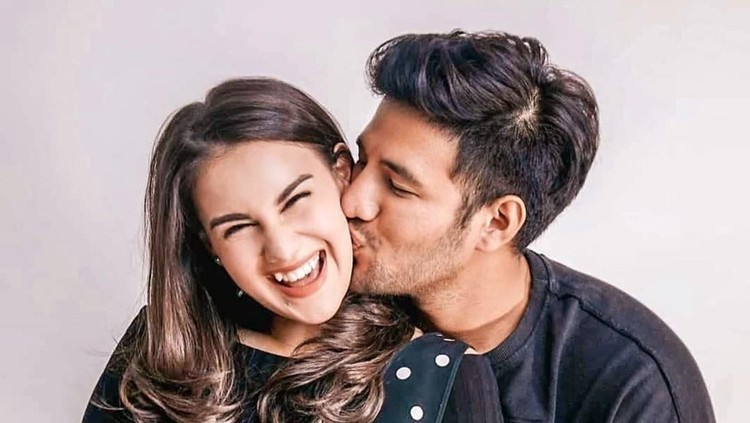 Momen Haru Ammar Zoni Umumkan Irish Bella Hamil Anak Kembar Ammar Zoni masih tak percaya sang istri, Irish Bella hamil anak kembar.