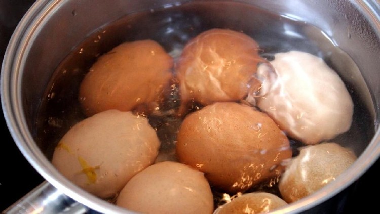 Ketika merebus telur, ada Bunda yang memasukkan telur saat air masih dingin atau menunggunya hingga mendidih lebih dulu.