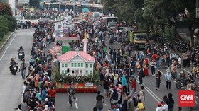 Masyarakat dan terlihat antusias untuk menyaksikan Karnaval penutupan ulang tahun DKI Jakarta ke 492 di Jalan MH. Thamrin. Jakarta, Minggu 30 Juni 2019Sebanyak 5000 peserta mengikuti Parade Jakarnaval bertema Wajah Baru Jakarta dengan menampilkan par