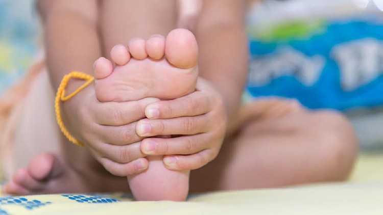 Saat anak sering mengeluh nyeri di kakinya pada malam hari, bisa jadi dia sedang mengalami growing pain.