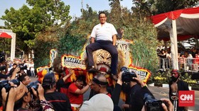 Anies Gelar Sayembara Desain Seragam Persija untuk PNS DKI