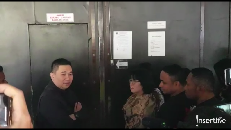 Momen detik-detik Vanessa Angel keluar dari penjara.