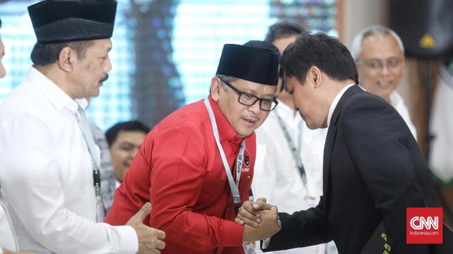 Wakil Ketua Umum Gerindra Habiburokhman membalas tiga pantun Hasto yang menyinggung isu penurunan baliho Ganjar-Mahfud di Bali hingga isu rayuan Prabowo.