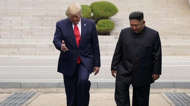 Presiden Amerika Serikat Donald Trump merespons undangan Kim Jong-un dengan mengatakan saat ini bukan waktu yang tepat untuk mengunjungi Korea Utara.