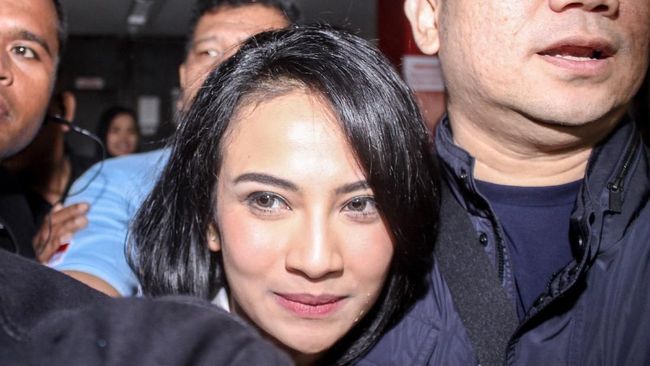 Vanessa Angel: Alhamdulillah Sudah Bebas Artis Vanessa Angel resmi bebas dari Rutan Kelas I Surabaya. Namun momen keluarnya Vanessa diwarnai aksi saling dorong.