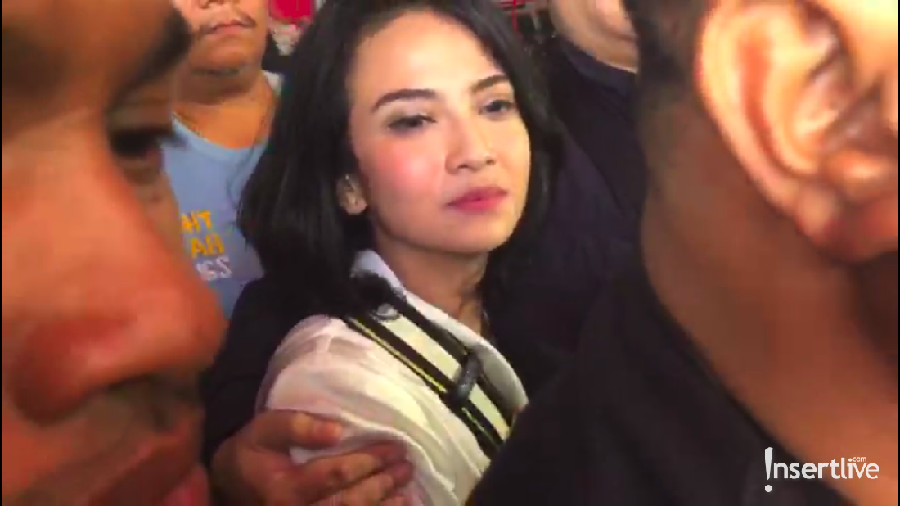 Vanessa Angel kenakan hijab saat menggelar acara syukuran dengan anak yatim.