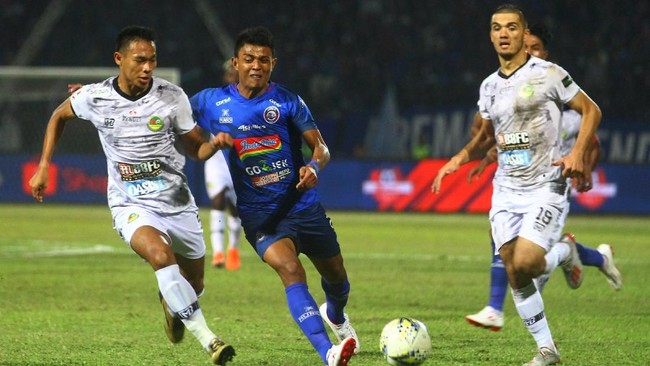 Arema FC unggul 2-0 atas Persipura Jayapura di babak pertama pertandingan pekan ketujuh kompetisi Liga 1 2019 di Stadion Gajayana, Kamis (4/7).