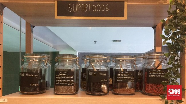 Tantangan utama pemilik bisnis sembako berkonsep zero-waste di Jakarta ini adalah mengubah kebiasaan lama pelanggan menggunakan plastik.
