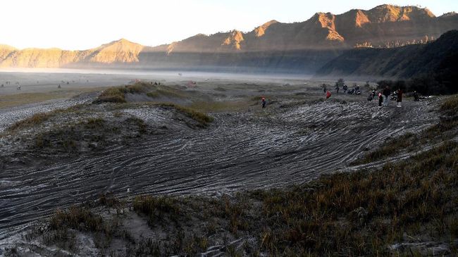 Pemandangan indah pasir yang diselimuti salju di Gunung Bromo baru-baru ini viral di media sosial. Fenomena ini memang hampir terjadi setiap tahun.