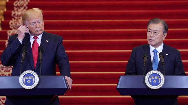 Presiden Korea Selatan Moon Jae-in mengungkapkan bahwa Trump akan bertemu dengan Kim Jong-un di DMZ.
