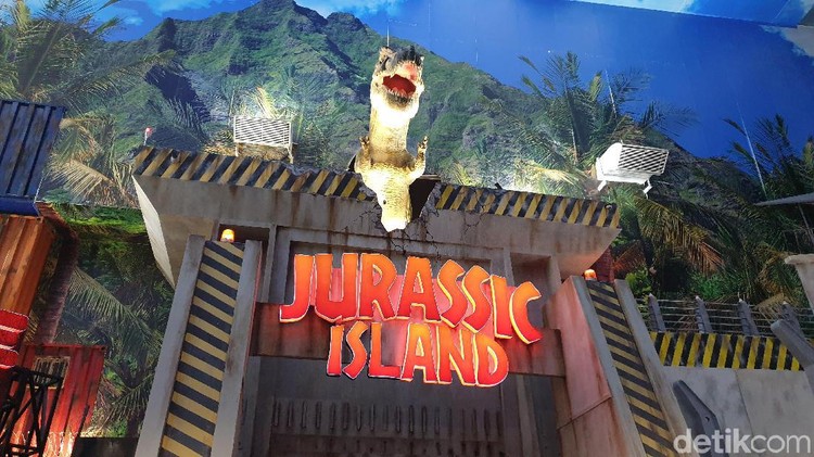 Bantu jawab imajinasi si kecil tentang dinosaurus dengan mengunjungi Jurassic Island. Dijamin buat mereka senang dengan pengalaman barunya.