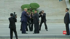 VIDEO: Temui Kim Jong-un, Trump Injakkan Kaki di Korut