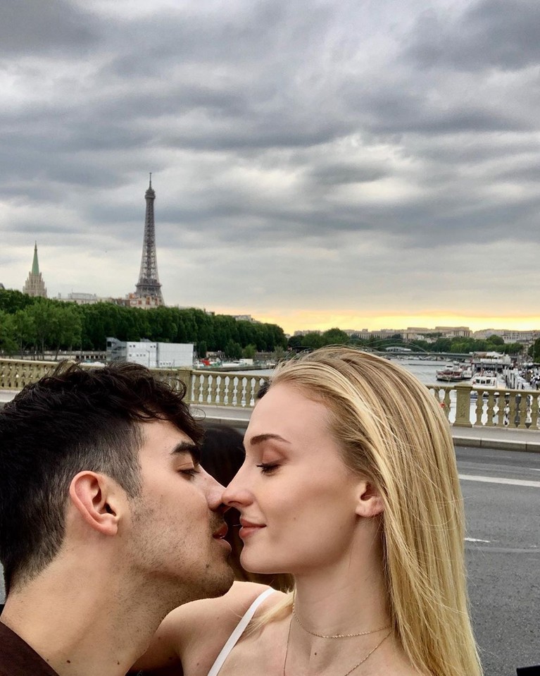 Awal Mei 2019, Joe Jonas dan Sophie Turner resmi menikah di Las Vegas.Keduanya,membagikan momen kebahagiaan tersebut sejak masih berpacaran.Berikut,6 potretnya.