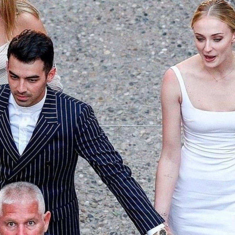 6 Potret Manis Joe Jonas dan Sophie Turner Awal Mei 2019, Joe Jonas dan Sophie Turner resmi menikah di Las Vegas.Keduanya,membagikan momen kebahagiaan tersebut sejak masih berpacaran.Berikut,6 potretnya.
