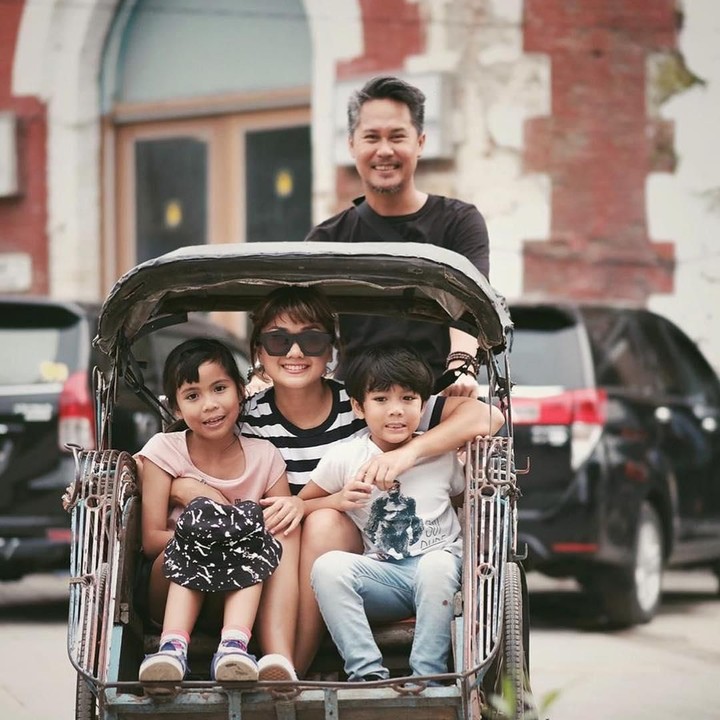 Duh, seru banget nih naik becak bersama. (Foto: Instagram @nirinazubir_)