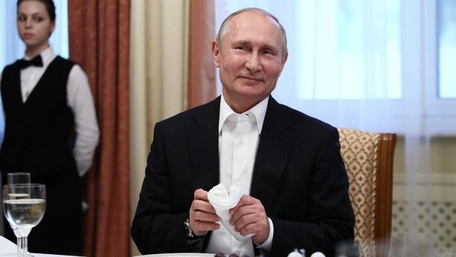 Putin Bawa Cangkir Sendiri saat Santap Malam KTT G20 Presiden Rusia, Vladimir Putin kembali menjadi sorotan karena membawa cangkir sendiri untuk minum saat santap malam kenegaraan di KTT G20 di Osaka, Jepang.