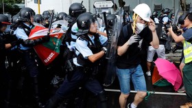 Aktivis Hong Kong Demo Berujung Bentrok di Dalam Mal