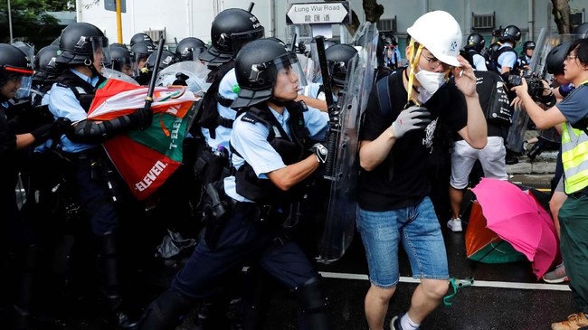 Puluhan demonstran penolak rancangan undang-undang ekstradisi Hong Kong yang sempat menerobos gedung pemerintahan dilaporkan mencari suaka ke Taiwan.