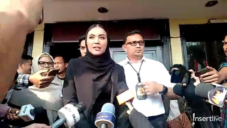 Tangis Jerry Aurum Pecah Saat Video Call dengan Anak Jerry Aurum tak kuat menahan tangis saat Denada menjenguknya dan membawa foto Syakira.