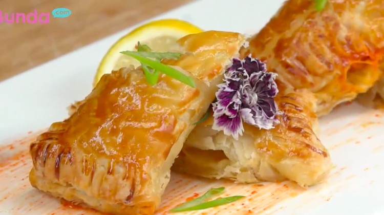 Pastry dengan isian mi rasa pedas? Wah, patut dicoba nih, Bun.