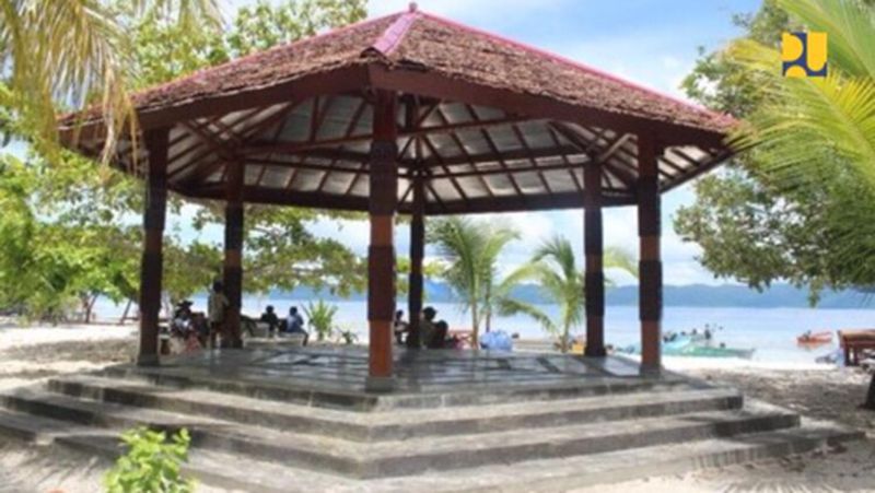 Kabupaten Raja Ampat di Provinsi Papua Barat merupakan destinasi wisata yang terkenal dengan keindahan gugusan pulau karang dan air lautnya yang jernih.