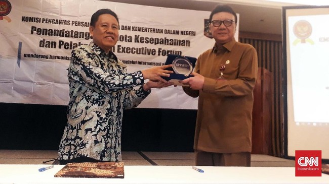 Kemendagri menggandeng KPPU menandatangani nota kesepahaman untuk mengawasi proses lelang pengadaan barang dan jasa di pusat dan daerah.