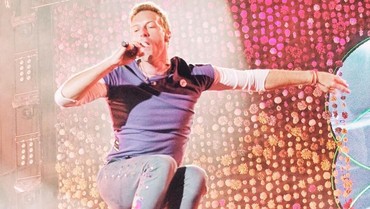 Chris Martin Bantah Kabar Ciuman dengan Dua Lipa