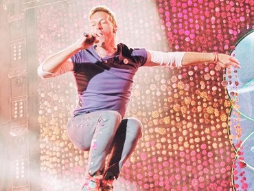 Chris Martin Bantah Kabar Ciuman dengan Dua Lipa