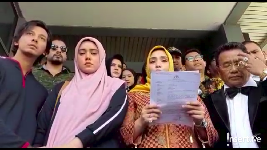 Kakak Fairuz dan keluarga rela menemani adiknya melapor ke Polda Metro Jaya untuk melaporkan Galih Ginanjar
