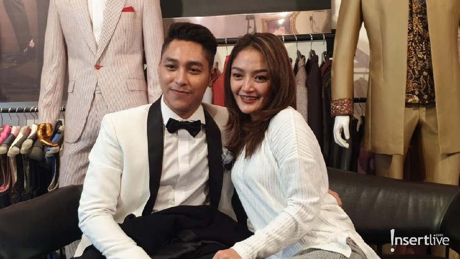 Siti Badriah akan segera melangsungkan pernikahan dengan Krisjiana Baharudin pada 27 Juli mendatang.