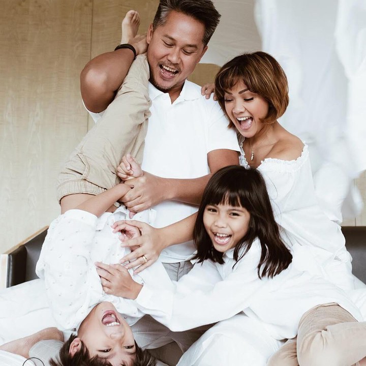 <span class="im">Nirina Zubir menikah dengan Ernest Fardiyan Syarif pada 5 April 2009. (Foto: Instagram @nirinazubir_)</span>