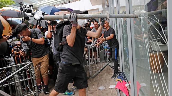 Pemimpin administratif Hong Kong, Carrie Lam, menyatakan mengutuk aksi para demonstran yang dianggap penuh kekerasan.