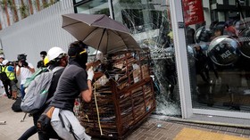 FOTO: Ricuh di Hong Kong, kala Troli Terobos Jendela Parlemen