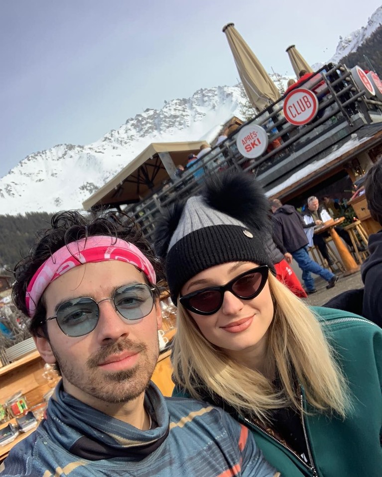 6 Potret Manis Joe Jonas dan Sophie Turner Awal Mei 2019, Joe Jonas dan Sophie Turner resmi menikah di Las Vegas.Keduanya,membagikan momen kebahagiaan tersebut sejak masih berpacaran.Berikut,6 potretnya.