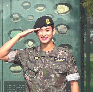 Keluar Wajib Militer, Kim Soo Hyun Langsung Laris Manis
