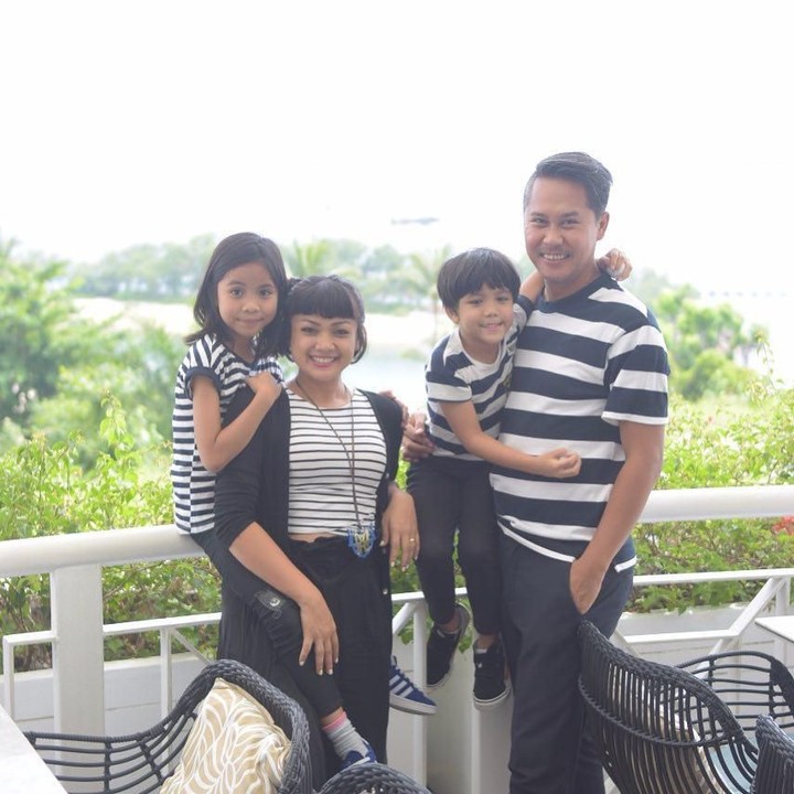 <span class="im">Mereka juga kerap tampil kompak dengan menggunakan pakaian senada nih, Bun. (Foto: Instagram @nirinazubir_)<br /></span>