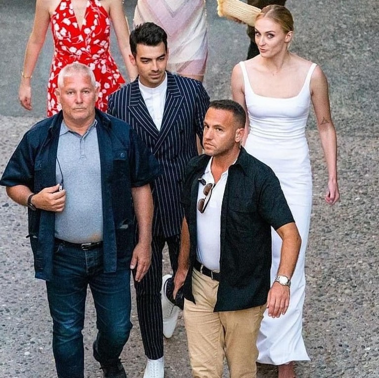 6 Potret Manis Joe Jonas dan Sophie Turner Awal Mei 2019, Joe Jonas dan Sophie Turner resmi menikah di Las Vegas.Keduanya,membagikan momen kebahagiaan tersebut sejak masih berpacaran.Berikut,6 potretnya.