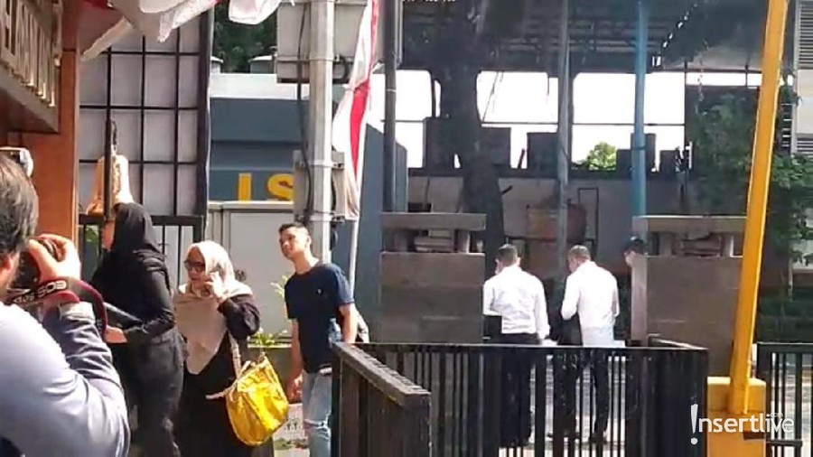 Denada datangi Polres Jakarta Barat untuk temui Jerry Aurum.