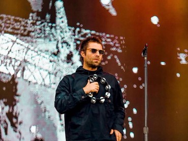 img-title Fans Foto bareng Liam Gallagher di Bali, Komentar Sandiaga Uno Disorot