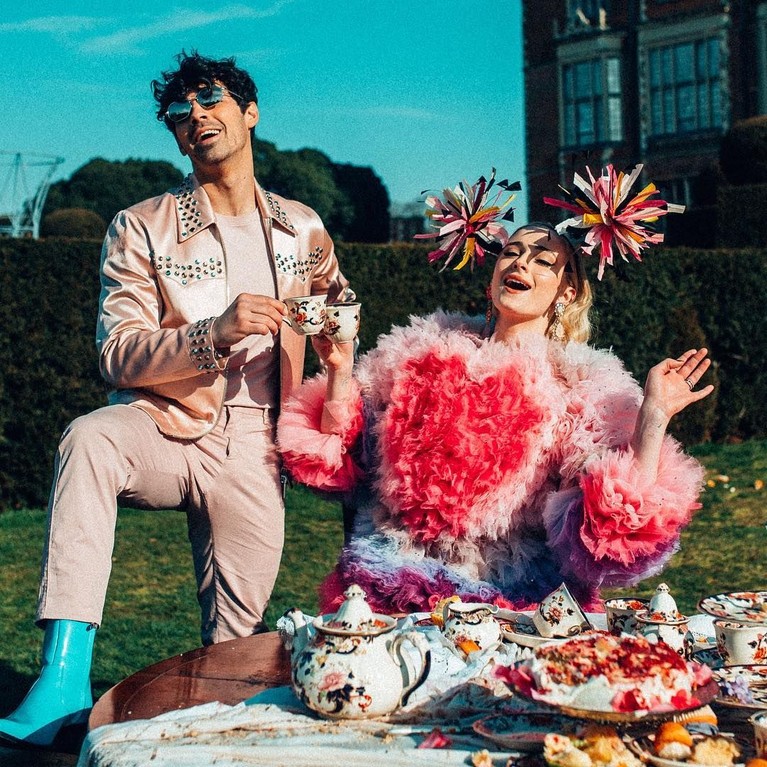 Awal Mei 2019, Joe Jonas dan Sophie Turner resmi menikah di Las Vegas.Keduanya,membagikan momen kebahagiaan tersebut sejak masih berpacaran.Berikut,6 potretnya.