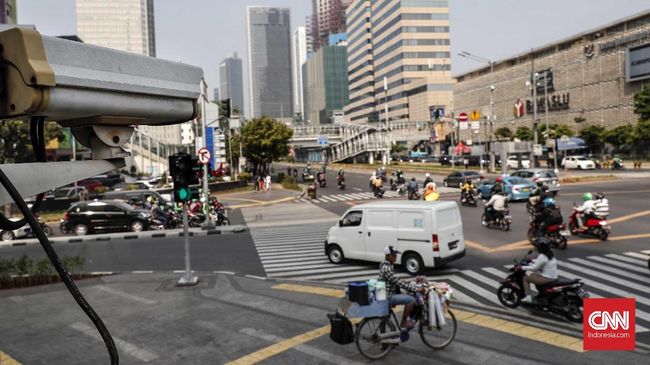 Tilang ETLE Mobil Dinilai Efektif, Hari ini Resmi Awasi Motor Pelanggaran yang diawasi beragam, seperti main ponsel sembari berkendara, tidak memakai helm, tidak mematuhi rambu, serta melanggar marka jalan.
