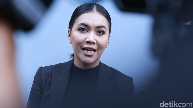 Denada memutuskan untuk mengganti nama putrinya, dari Shakira menjadi Aisha, karena beberapa sebab. Nah, berikut ini arti nama baru anak Denada.