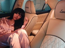 Lihat Lagi Gaya Lucinta Luna Tiduran di Atas Toyota Camry