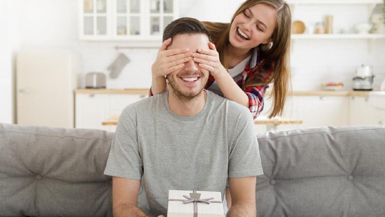 Ucapan manis saat suami ulang tahun dapat menjadi kado terindah untuk mereka.