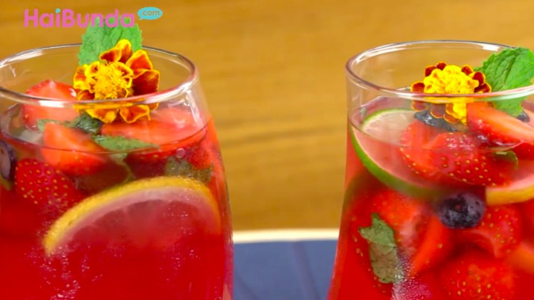 Segarnya siang-siang begini minum red lemonade. Yuk, kita bikin, Bun.