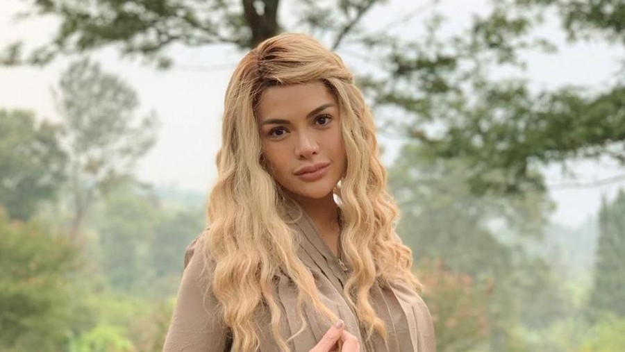 Nikita Mirzani Foto Mesra dengan Pria Bule, Pacar Baru? Nikita MIrzani unggah foto mesra dengan pria bule yang diduga kekasih barunya.