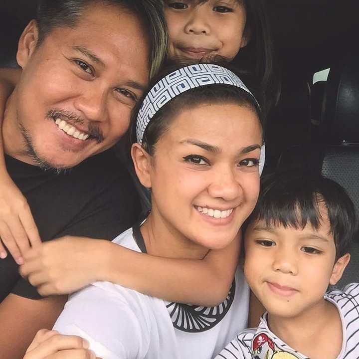 Bahagia selalu ya, keluarga Nirina dan Ernest. (Foto: Instagram @nirinazubir_)