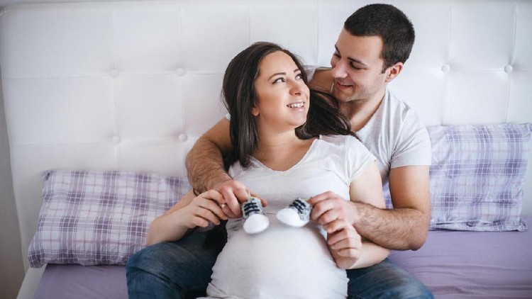 Posisi seks Misionaris dianggap tidak nyaman saat kehamilan Bunda sudah memasuki trimester 3.