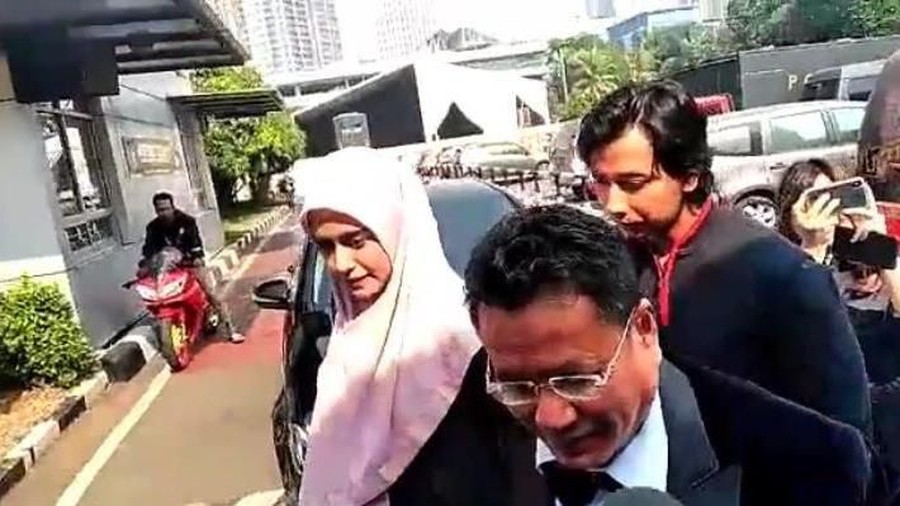 Tangisan Fairuz A Rafiq Usai Laporkan Galih Ginanjar Sonny Septian tampak berusaha menenangkan Fairuz A Rafiq yang terlihat menangis.