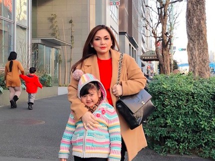7 Momen Nenek Cantik Nia Daniaty Momong Cucu